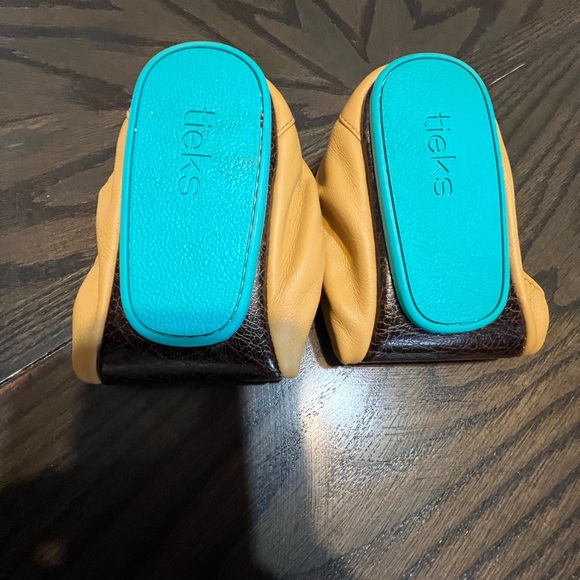 Tieks Shoes - Tieks by Gavriell Size 8 camel color